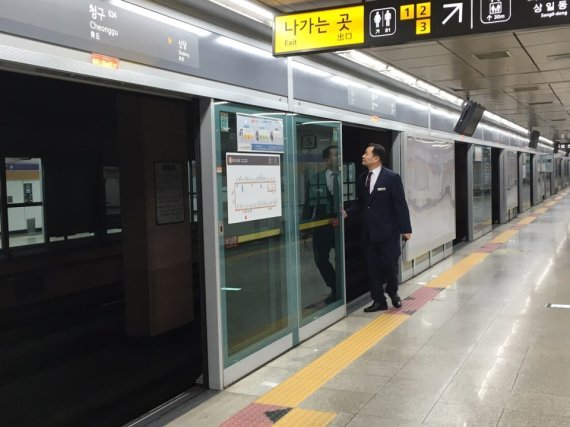 지난 5일 5678도시철도 안준영 청구역 부역장이 지하철 운행에 앞서 간밤에 선로 이상은 없는지 일일이 확인하고 있다. 이날 선로 점검하는 데만 약 1400m를 걸었다.