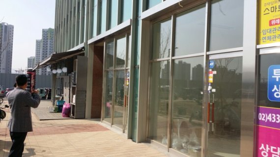 지난해 말부터 입주를 시작한 '엠코타운 플로리체', '에코앤 캐슬' 인근의 상가. 대규모 이주가 시작됐지만 여전히 상권이 형성되지 않아 세입자를 찾고 있는 상가들이 줄어들지 않고 있다.