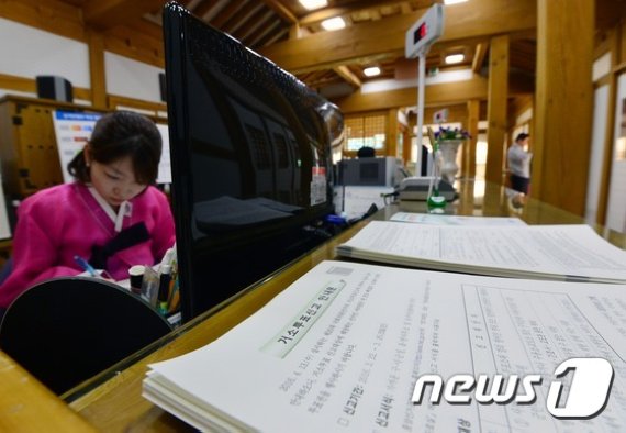 2016년 3월 서울 종로구 혜화동주민센터에 20대 국회의원 선거 거소투표 신청서가 놓여 있다. / 사진=뉴스1