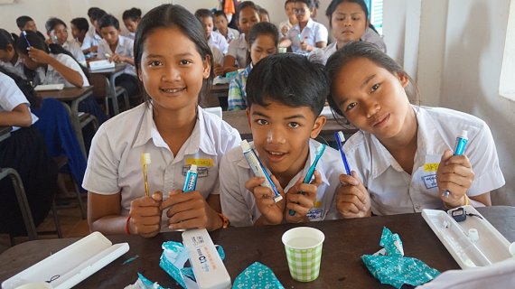 유디치과, 캄보디아 트뱅중학교에 구강건강용품 후원