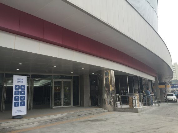 국내 최초 돔구장인 서울 경인로 고척스카이돔(고척돔) 지하 수익시설 부지가 대형 식음료 매장으로 꾸며지는 것으로 전해지면서 지역 상인들과 충돌이 예상된다. 고척돔 지하 매장으로 들어가는 입구의 모습.