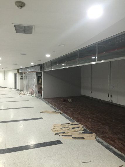 국내 최초 돔구장인 서울 경인로 고척스카이돔(고척돔) 지하 수익시설 부지가 대형 식음료 매장으로 꾸며지는 것으로 전해지면서 지역 상인들과 충돌이 예상된다. 현재 고척돔 지하는 식음료 매장 입점을 위한 공사가 진행 중이다.