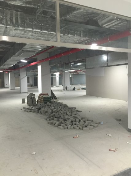 국내 최초 돔구장인 서울 경인로 고척스카이돔(고척돔) 지하 수익시설 부지가 대형 식음료 매장으로 꾸며지는 것으로 전해지면서 지역 상인들과 충돌이 예상된다. 현재 고척돔 지하는 식음료 매장 입점을 위한 공사가 진행 중이다.