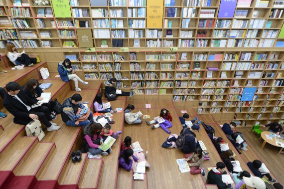 시민들이 서울 중구 세종대로 서울도서관에서 책을 읽고 있다. /사진=박범준 기자