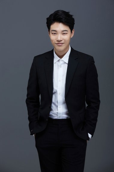 류준열 팬클럽, 캄보디아에 우물 기증 ‘팬질의 좋은 예’