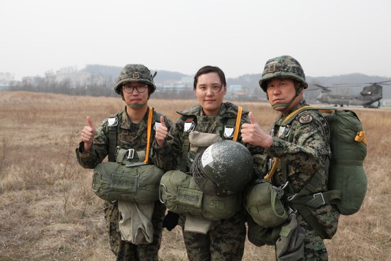 특전사 채소령 중사(가운데)가 지난달 29일 아버지 채한병 원사(오른쪽), 남편 박현이 중사와 낙하산 강하훈련을 하기 직전 포즈를 취하고 있다.