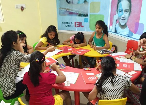 인도 콜카타에 위치한 'JEI 러닝센터'에서 학생들이 수업을 받고 있다.