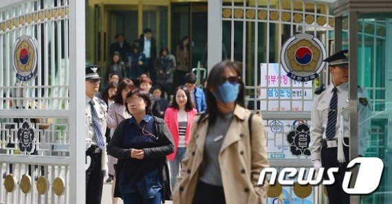 서울 종로구 정부서울청사에서 공무원들이 후문을 통해 청사를 나서고 있다. / 사진=뉴스1
