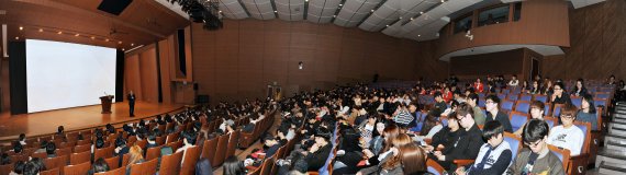 지난 7일 국민대 콘서트홀에서 열린 경영대학 취업DAY에서 정운찬 동반성장연구소 이사장이 특강을 하고 있다.