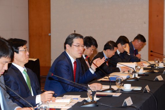 주영섭 중소기업청장이 8일 서울 마포구 소재 서울가든호텔에서 중견기업인 초청 간담회를 하고 있다.