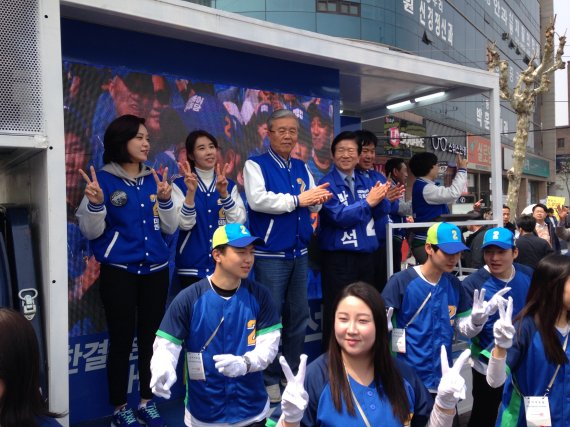 더불어민주당 김종인 비상대책위 대표(뒷줄 가운데)가 9일 대전 서구갑 박병석 후보 지원 유세장에서 음악에 맞춰 율동을 하고 있다.