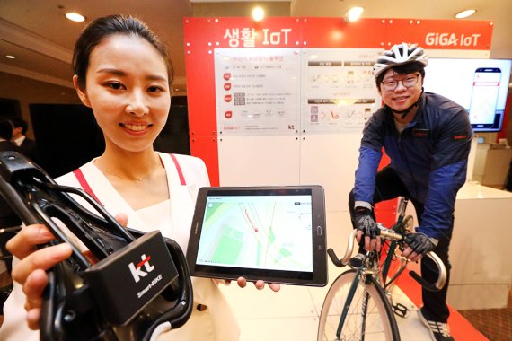 ▲KT 모델들이 IoT 전국망을 활용한 스마트 자전거 서비스를 선보이고 있다.