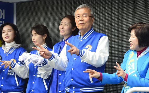 김종인 더민주 비상대책위원회 대표(오른쪽 두번째)가 4·13 총선을 사흘 앞둔 10일 서울 능동로 어린이대공원 앞에서 광진갑 전혜숙 후보 지원유세를 하고 있다. 사진=김범석 기자