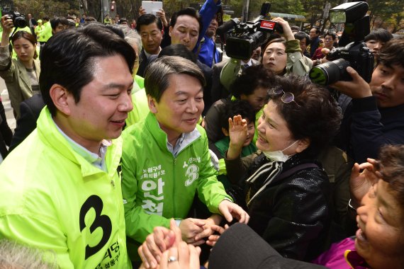 국민의당 안철수 상임공동대표(왼쪽 두번째)가 10일 서울 옥수역 일대에서 4·13 총선 중구 성동구을 정호준 후보(왼쪽 첫번째) 지원유세를 하고 있다. 사진=김범석 기자