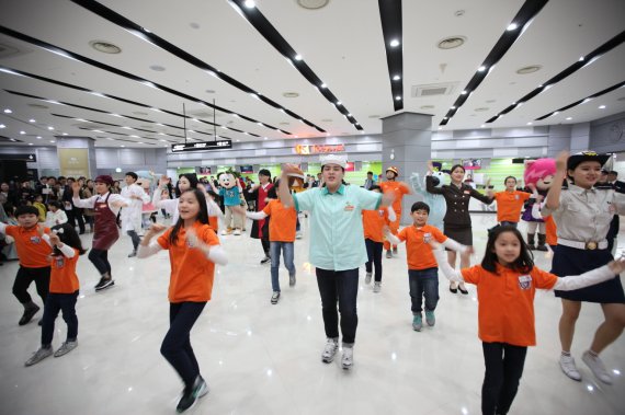 지난 8일 부산 해운대 신세계백화점 센텀시티몰에서 '키자니아 부산' 개장을 기념해 키자니아 부산 어린이의회 의원들과 키자니아 캐릭터 등이 환영 댄스 퍼포먼스를 진행하고 있다.