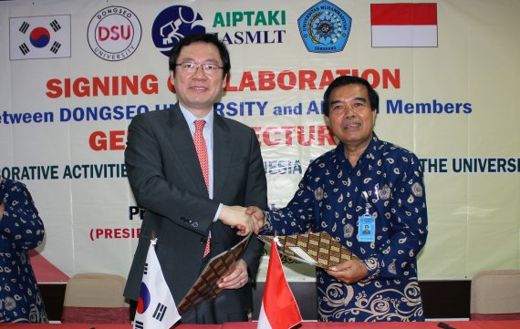 지난 4일 인도네시아 41개 대학과 교육 수출 협정을 체결하기 위해 방문한 장제국 동서대 총장(왼쪽)이 세마랑 무함마디야 대학교(UNIMUS) 마스루키 총장과 악수하고 있다.