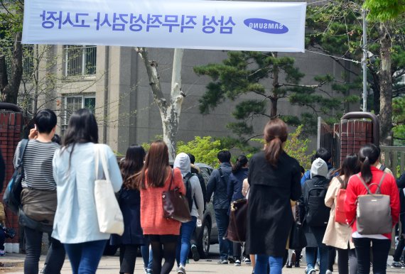 [현장르포] 삼성 직무적성검사 고사장 "신사업·한국 비중 높아 당락 좌우할 듯"