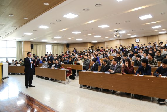 19일 신재원 미 항공우주국 국장보가 항공대 학생들을 대상으로 특강을 하고 있다.