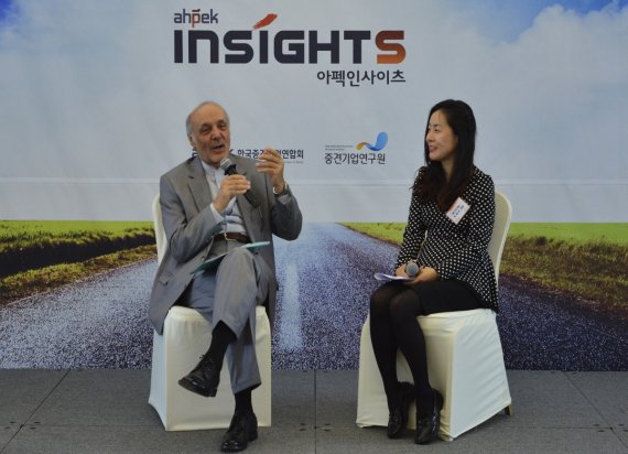 19일 서울 중구 을지로 롯데호텔에서 열린 '아펙 인사이트(Ahpek INSIGHTS) 간담회에서 하산 타헤리안 주한 이란 대사와 박혜린 옴니시스템 회장이 질의응답 시간을 갖고 있다.