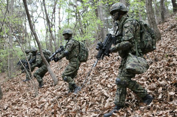 육군 2작전사령부가 실시한 후방지역 국지도발대비 합동훈련에증원전력으로 참가한 13공수특전여단 소속 특전사 대원들이 충남 아산시 태화산 일대에서 은거한 적을 격멸하기 위한 탐색격멸작전을 벌이고 있다.(사진=육군 제공)