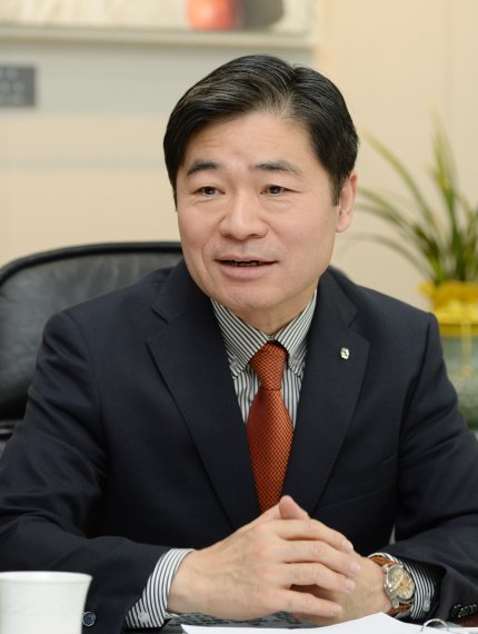 [금융라운지] 김영모 산업은행 글로벌사업부문 부행장 "韓기업 해외서 역량 펴도록 기반만들 것"