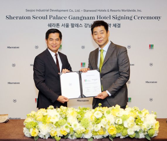▲ 21일 신석우 서주산업개발㈜ 대표(오른쪽)와 스타우드 호텔&리조트 아시아 태평양 스티븐 호(Stephen Ho) 사장이 쉐라톤 브랜드 계약 체결 후 계약서를 함께 들어 보이고 있다.