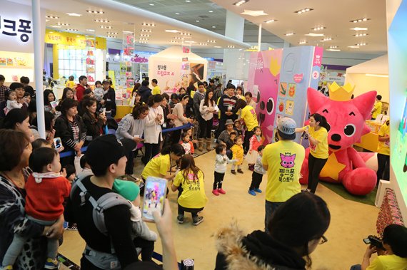 지난해 12월 서울국제유아교육전에 참가한 스마트스터디 부스. 회사 관계자는 "엄마들과 유아들의 몰려들어 핑크퐁의 인기를 실감할 수 있는 자리였다"고 전했다.