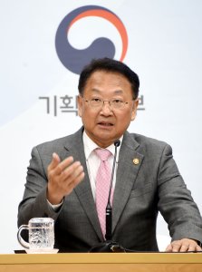 유일호 "야당 기업 구조조정 발언 환영"