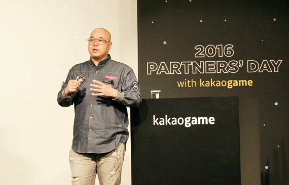 카카오가 22일 서울 강남대로 엘타워에서 '2016 카카오게임 파트너스데이'를 개최한 가운데 남궁훈 카카오 게임사업 총괄 부사장이 새로운 카카오게임 플랫폼과 사업 변화에 대해 설명하고 있다.