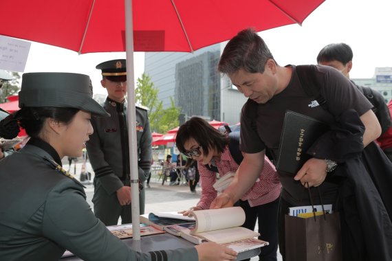 육군 3사관학교 여생도가 지난 23일 청계광장에서 열린 세계 책의 날 행사에 참가해 시민들에게 책을 소개하고 있다.(사진=육군 제공)