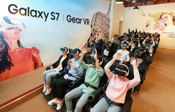 ▲에버랜드에 위치한 ‘기어 VR 어드벤처’에서 에버랜드의 대표 놀이기구를 ‘기어 VR’과 4D 시뮬레이터로 체험하는 모습