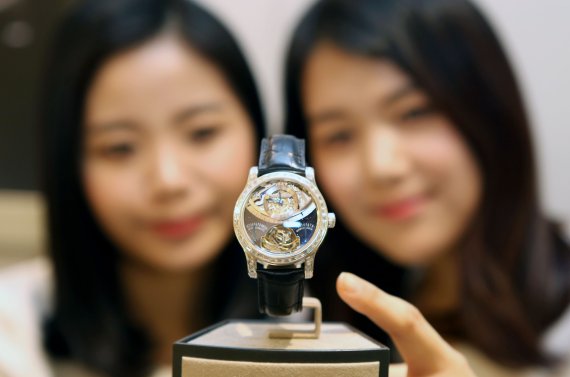 ▲현대백화점은 5월 대목을 맞아 서울 압구정 본점에서 다음 달 8일까지 '명품시계 박람회'를 진행한다. 국내 최초로 선보이는 총 6.7캐럿에 달하는 114개의 다이아몬드를 세팅한 6억3000만원 가격의 스위스 명품 시계 브랜드 '예거 르쿨트르'의 '마스터 자이로투르비옹1'.