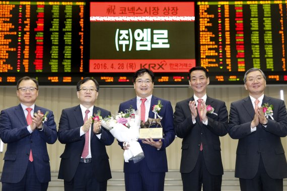 ▲한국거래소 코스닥시장본부는 28일 서울 여의도 서울사옥에서 구매 공급망 관리(SCM) 구축 전문업체인 엠로의 코넥스시장 신규상장 기념식을 개최했다. 임승원 한국IR협의회 부회장, 김재준 거래소 코스닥시장위원회 위원장, 송재민 엠로 대표이사, 권용원 키움증권 대표이사, 김종문 코넥스협회 수석부회장(왼쪽부터)가 기념촬영을 하고 있다.