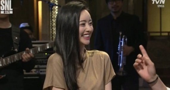 SNL 홍수아 출연, 신동엽 “이렇게까지 예쁘지 않았는데...”