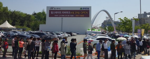 현대건설이 지난달 29일 개장한 광주 광산구 쌍암동 '힐스테이트 리버파크' 견본주택. 이 견본주택은 주말동안 3만여명의 인파가 줄을 이었다.