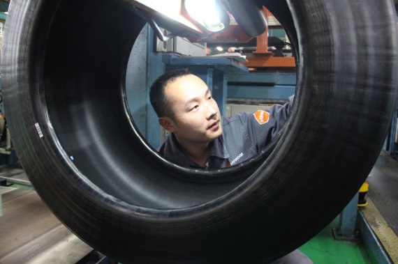 한국타이어 충칭공장에서 직원이 타이어 품질을 검사하고 있다.
