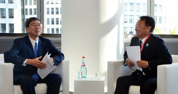 유일호 경제부총리 겸 기획재정부 장관(오른쪽)이 2일(현지시간) 독일 프랑크푸르트에서 나카오 타케히코 아시아개발은행(ADB)총재를 예방, 양자회담을 하고 있다. 사진=기재부 제공