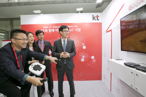 ▲차이나모바일 IoT의 왕타오 총경리(왼쪽)가 기가 IoT 헬스바이크를 체험해보고 있다. 지난 10일 한국을 방문한 왕타오 총경리는 KT의 IoT 플랫폼과 차이나모바일의 IoT 플랫폼을 연동하는 작업을 진행하고 있다고 소개했다.