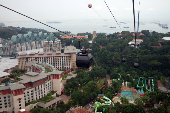 싱가포르섬과 센토사섬을 연결하는 지상 100m 높이의 케이블카를 타면 센토사 섬과 주변 바다를 한 눈에 바라볼 수 있다.