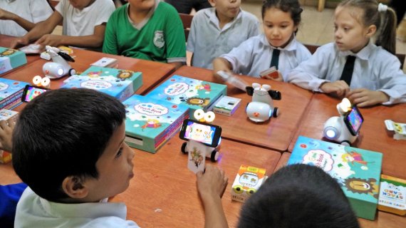 파라과이 센트럴 주의 한 초등학교에서 학생들이 SK텔레콤의 스마트로봇 '알버트'를 활용한 교육을 받고 있다.