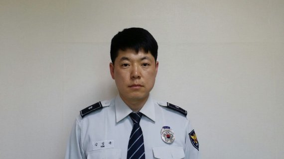 경찰관이 다기능 외근조끼 개발..2초 안에 인명구조조끼 변환