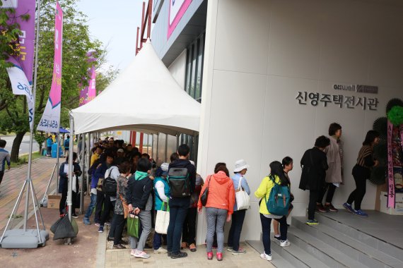 뜨거운 분양시장.. 견본주택마다 수만명 몰렸다