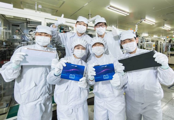 지난 16일 삼성SDI 울산공장에서 근무하는 직원들이 배터리 셀과 관련 자재들을 소개하고 있다.