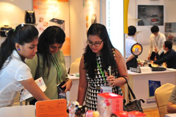 지난 18일(현지시간) 인도 뭄바이 사하라스타호텔에서 개최된 '2016 G-FAIR(대한민국우수상품전) 뭄바이'에 참석한 인도 현지인들이 한국 기업의 제품을 둘러보고 있다.