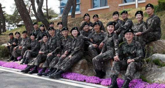 육군 11사단에 근무하는 부부군인들이 한자리에 모여 사진을 찍고 있다.