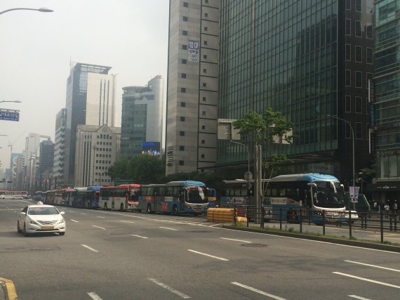 지난 26일 오전 8시30분께 서울 강남역 인근 버스전용차로에 승객들을 내려주기 위해 버스들이 줄이어 서 있다..