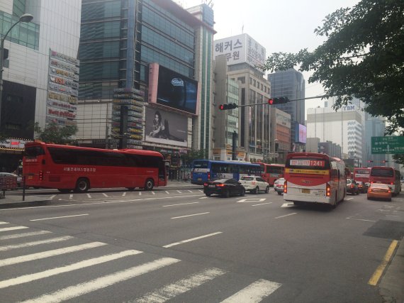지난 26일 8시30분께 서울 강남역 인근 지역에 광역버스들이 승객을 내려주기 위해 몰려들어 혼잡한 모습을 보이고 있다.
