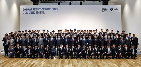 지난 26일 영정도 BMW 드라이빙 센터에서 열린 '2015 어프렌티스 프로그램'에 참여한 116명의 BMW 공식 딜러사 신입사원들이 워크숍을 마치고 화이팅을 외치고 있다.