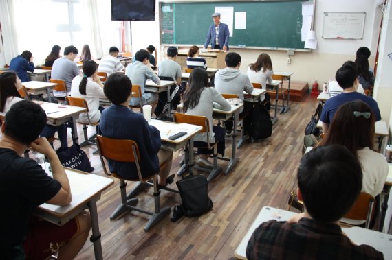 29일 신토익이 치러진 서울 풍문여고에서 감독관이 시험 시작 직전 수험자들에게 시험진행에 대한 내용을 안내하고 있다.