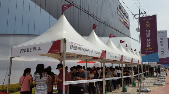 롯데건설이 경기도 화성시 반월동과 동탄2신도시 일대에 동시에 선보이는 '신동탄 롯데캐슬'과 '동탄2 롯데캐슬' 통합 견본주택에 27일 개관후 주말까지 3일간 2만 3000여명의 방문객이 몰렸다.